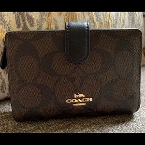 COACH Medium Corner Zip Wallet